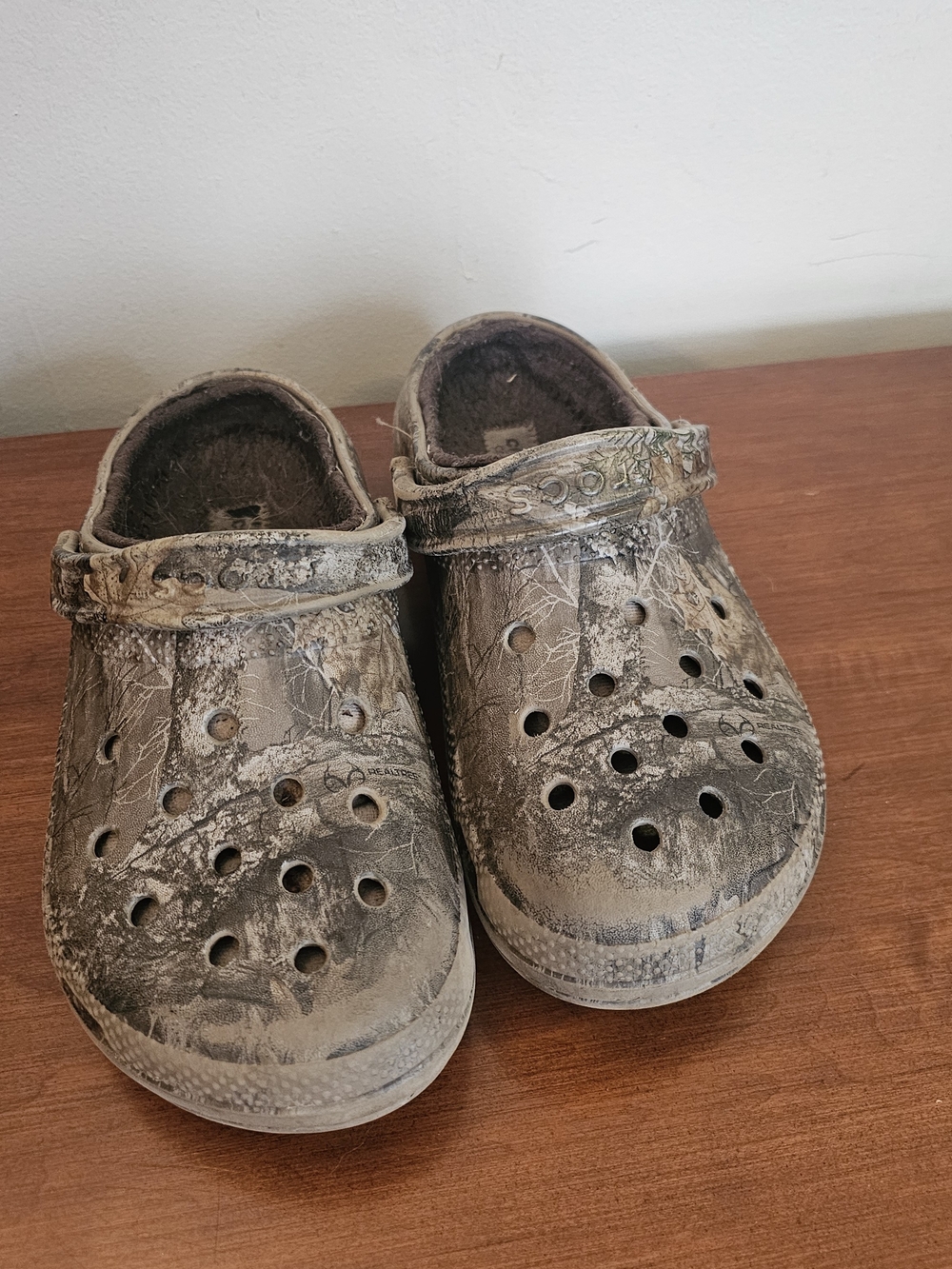 Crocs Classic Lined Realtree Camo Clogs - Size M5 / W7